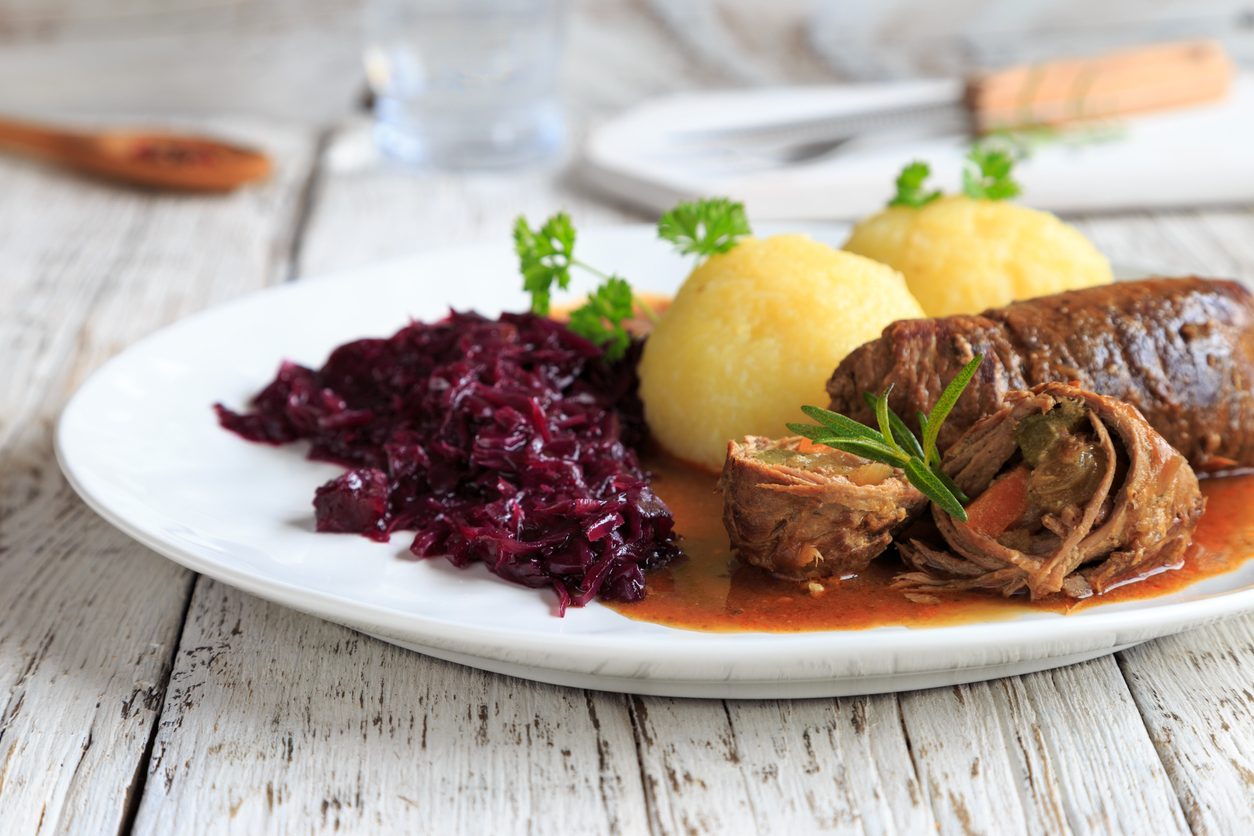 Teller mit Rindsroulade, Semmelknödeln und Rotkraut