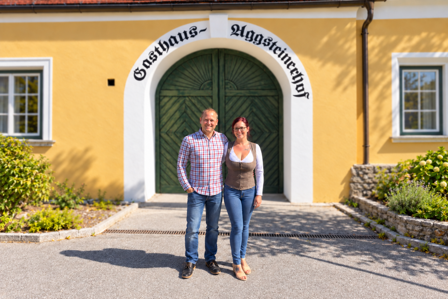Cornelia Deles und Bernhard Karlinger vor dem Eingangstor des Gasthaus Aggsteinerhof